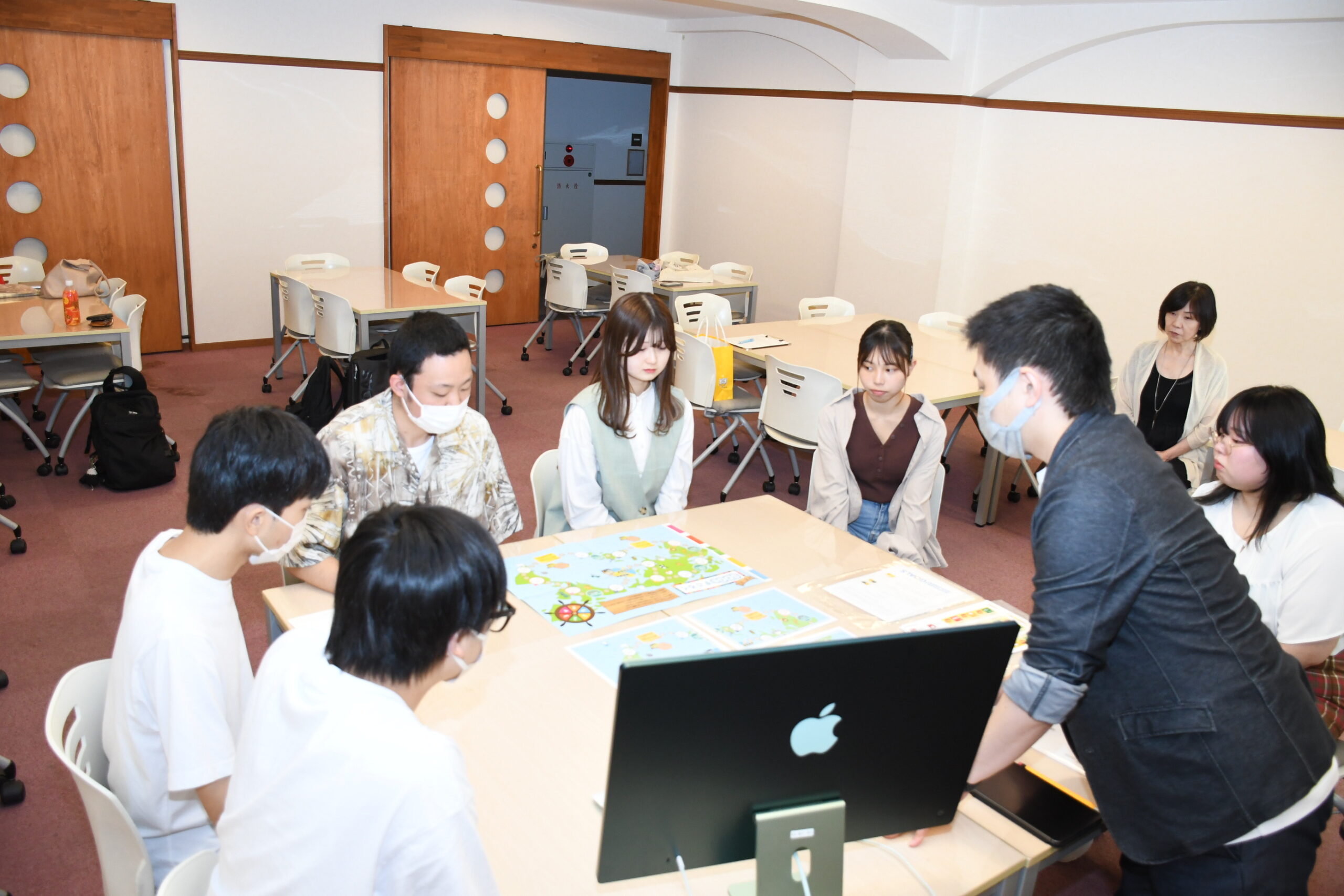 木村さん（右）の助言を受け、SDGｓすごろくを改良・制作したGreenGreenの学生